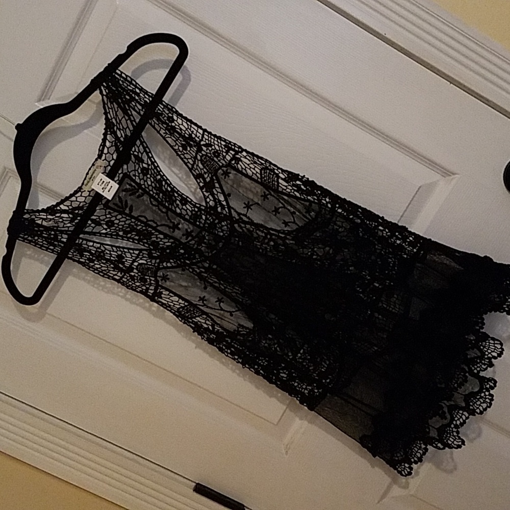 Black lace tea back top size medium